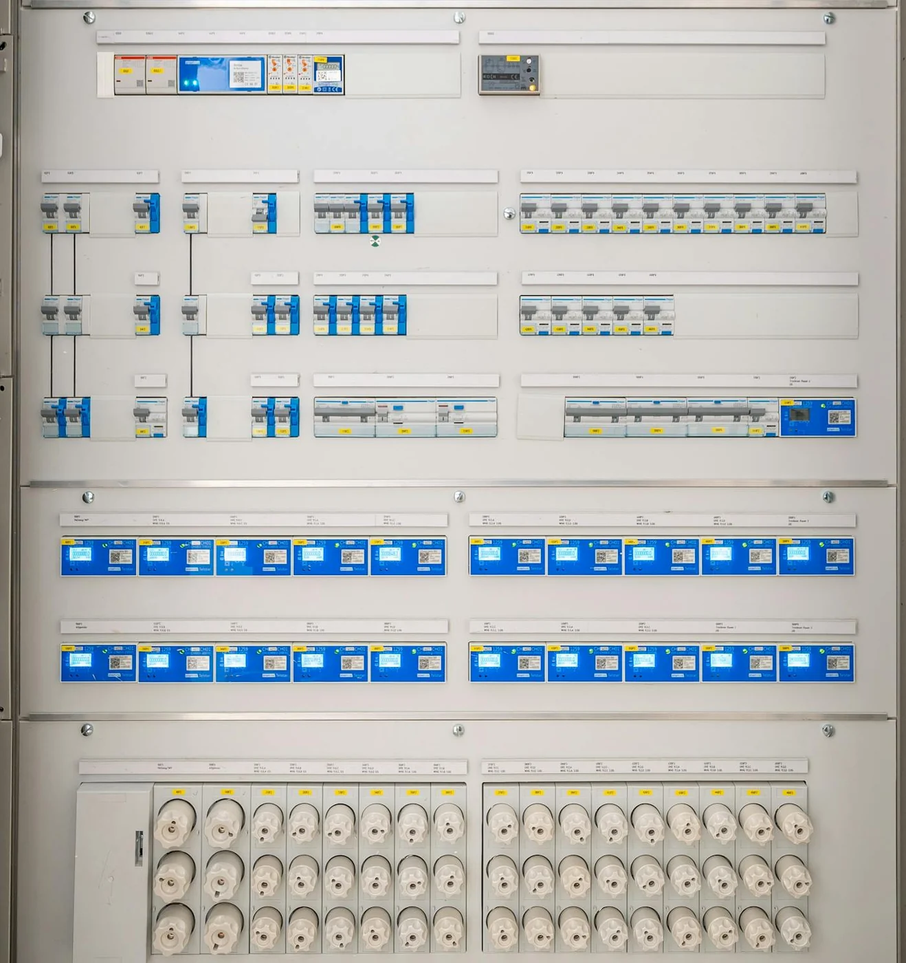 Material eléctrico — breakers y cables